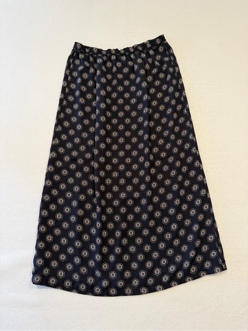 Chaus Womenโs A-Line Midi Skirt Size 8 Blue White Geometric Pull-On Slit